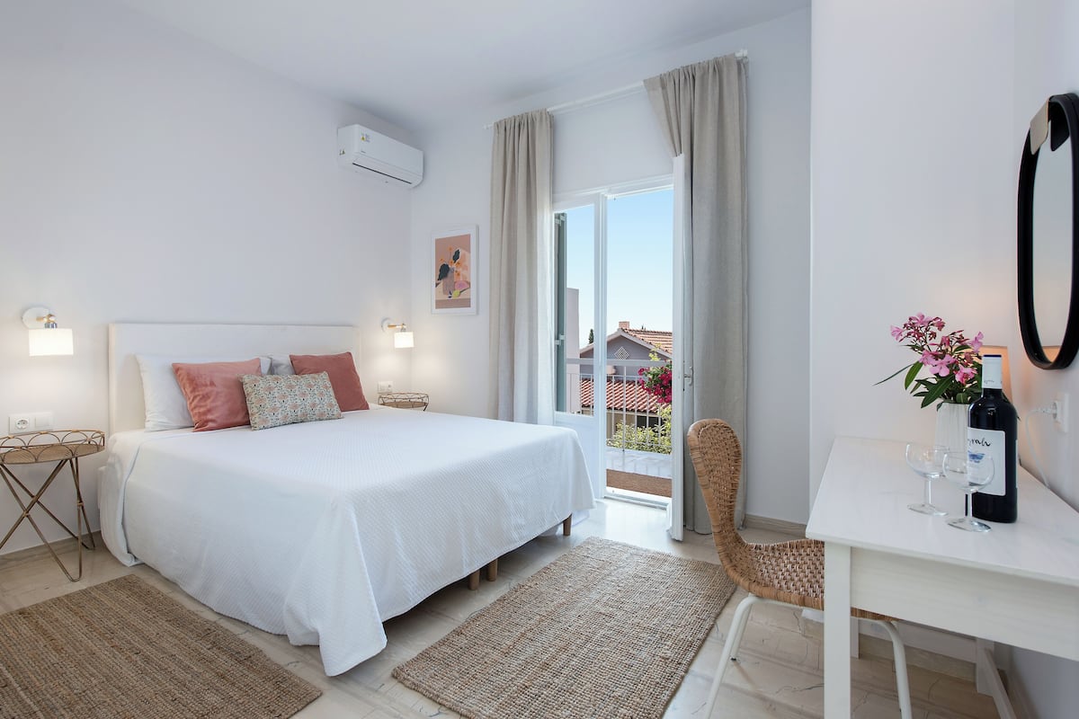 Appartement, 1 slaapkamer, uitzicht op zee | 1 slaapkamer, een bureau, geluiddichte muren, gratis wifi