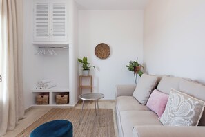Departamento, 1 habitación, vista al mar | Sala de estar | Televisión LCD 