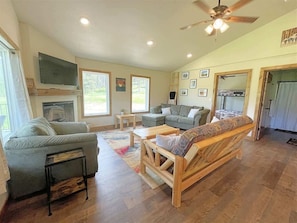 Fernseher, Kamin, Arbeitsbereiche