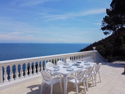 Villa Porticciolo has an heartbreaking view.