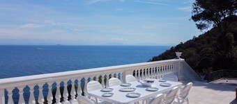 Villa Porticciolo has an heartbreaking view.