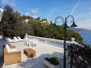Outdoor dining - Villa Porticciolo has an heartbreaking view. (Rio Marina)