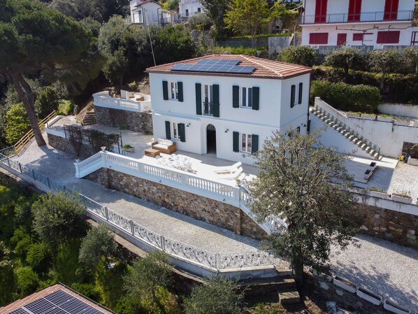 Exterior - Villa Porticciolo has an heartbreaking view. (Rio Marina)