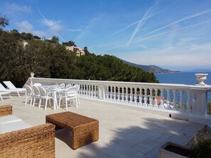 Outdoor dining - Villa Porticciolo has an heartbreaking view. (Rio Marina)