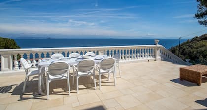 Villa Porticciolo has an heartbreaking view.