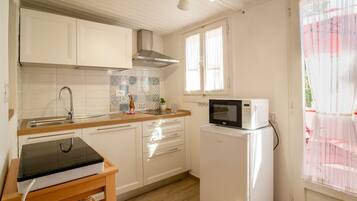 Een koelkast, een microgolfoven, een vaatwasser