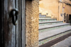 المنطقة المحيطة بالمنشأة