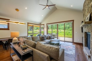 Smart TV, fireplace, books, stereo