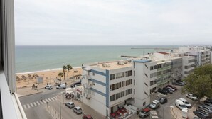 A coastal hotel with multiple floors, a parking area, and a view of the beach and ocean. - Horizonte - Sea view by HD PROPERTIES (Quarteira)