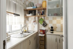 Kühlschrank, Mikrowelle, Ofen, Wasserkocher mit Kaffee-/Teezubehör