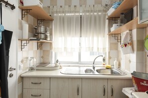 Kühlschrank, Mikrowelle, Ofen, Wasserkocher mit Kaffee-/Teezubehör