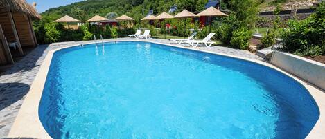 Útilaug sem er opin hluta úr ári