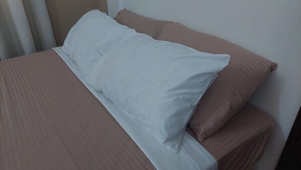 2 soverom, skrivebord, strykejern/-brett og reiseseng for barn