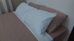 2 chambres, bureau, fer et planche à repasser, lit parapluie