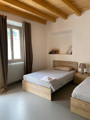 Habitació quàdruple familiar | Cobrellits, decoració individual, mobiliari individual i escriptori 