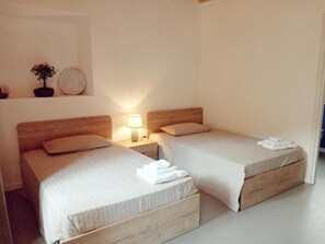 Habitació quàdruple familiar | Cobrellits, decoració individual, mobiliari individual i escriptori 