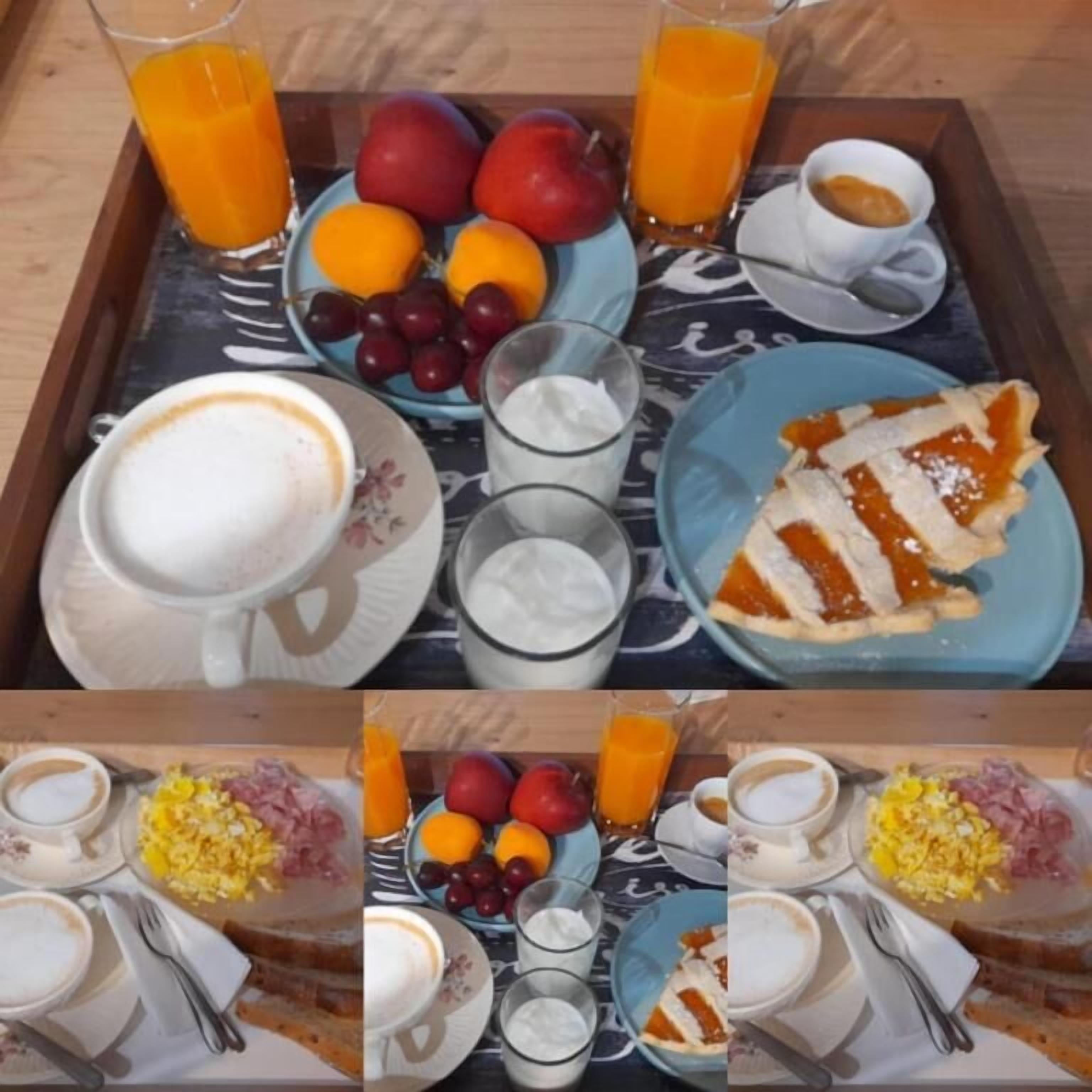Una bandeja de desayuno con huevos, tostadas, fruta y bebidas.