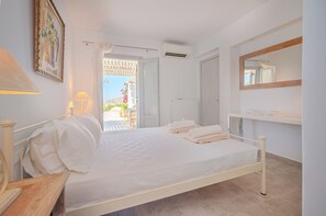 5 bedrooms, iron/ironing board, WiFi, bed sheets