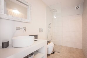 Shower, hair dryer, towels, soap - Wonderful Villa Artemisa 5 Bedrooms 4 bathrooms Large 50sqm Pool Amazing Views (Naxos)