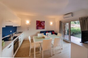 Een koelkast, een vaatwasser, een koffiezetapparaat/waterkoker