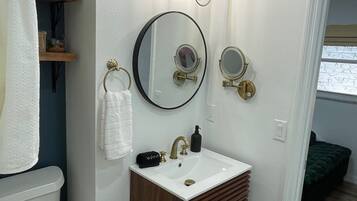 Hårtork, bidé, handdukar och tvål