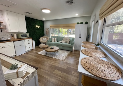 Sweetheart Cottage Near Downtown Lake Mary•Queen Bed, Fire Pit & Private Lanai