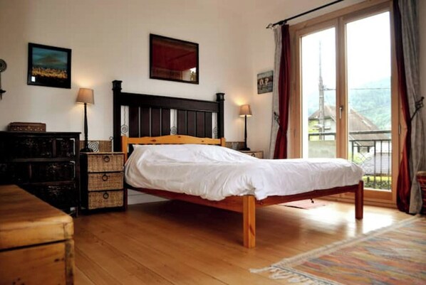 4 bedrooms, iron/ironing board, free WiFi