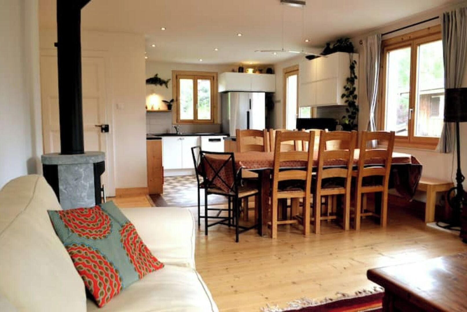 Télévision, cheminée, lecteur de DVD, livres