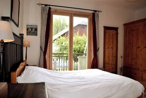 4 bedrooms, iron/ironing board, free WiFi