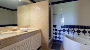 Regadera, tina de hidromasaje, secadora de cabello, bidet 