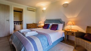 2 bedrooms, iron/ironing board, WiFi, bed sheets - 2 Bedroom Duplex (Quarteira)