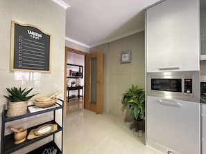 Refrigerador con freezer, microondas, horno, placa de cocina
