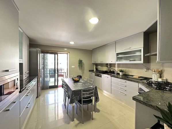 Refrigerador con freezer, microondas, horno, placa de cocina