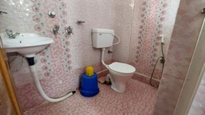 تجهيزات دش، دُش غزير، مستلزمات مجانية للعناية الشخصية، مناشف