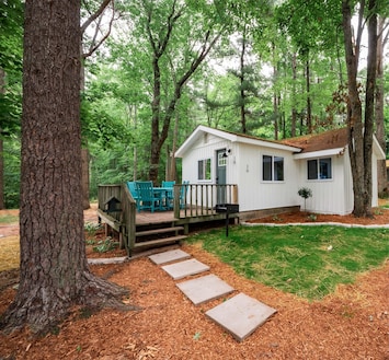 Enjoy morning coffee on the deck surrounded by serene woodland beauty!