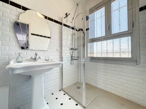 Douche, séchoir à cheveux, serviettes fournies