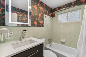 Combined shower/tub, hair dryer, towels