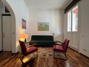 Smart TV, DVD player, books, stereo