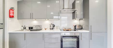 Frigorifero, microonde, forno, piano cottura