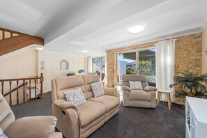 TV - Ocean Shores 2 - 2/12 Paragon Ave, South West Rocks (South West Rocks)