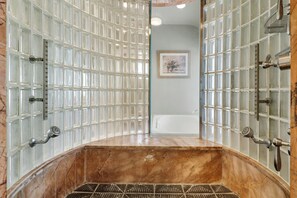 Baignoire, séchoir à cheveux, serviettes fournies