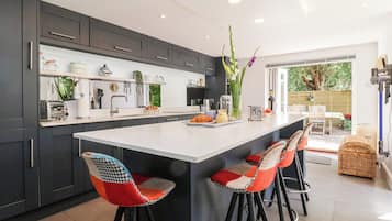 Tủ lạnh, máy rửa bát, ấm điện, lò nướng bánh mì