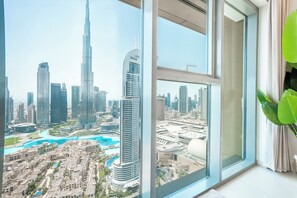 Egyptian cotton sheets, premium bedding, memory-foam beds, in-room safe - EDEN'S Homes & Villas - Burj Royale (Dubai)
