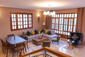 Vila Deluks | Brankas, ruang kerja ramah laptop, dan setrika/meja setrika