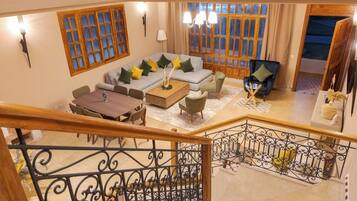 3 kamar tidur, brankas, dan ruang kerja ramah laptop