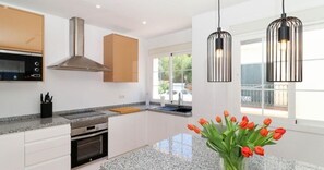 Réfrigérateur, four à micro-ondes, un four, surface de cuisson