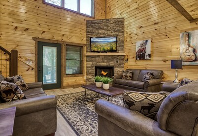 Downtown Gatlinburg Cabin w/Private Pool, Hot tub