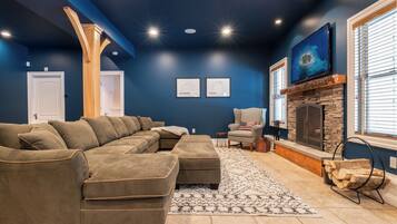 Smart TV, chimenea, videojuegos y tenis de mesa