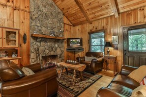 Smart TV, fireplace - Creekside Fairytale Cabin (Ellijay)