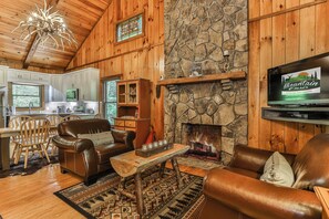 Smart TV, fireplace - Creekside Fairytale on Barnes Creek - Magical, Romantic Cabin (Ellijay)